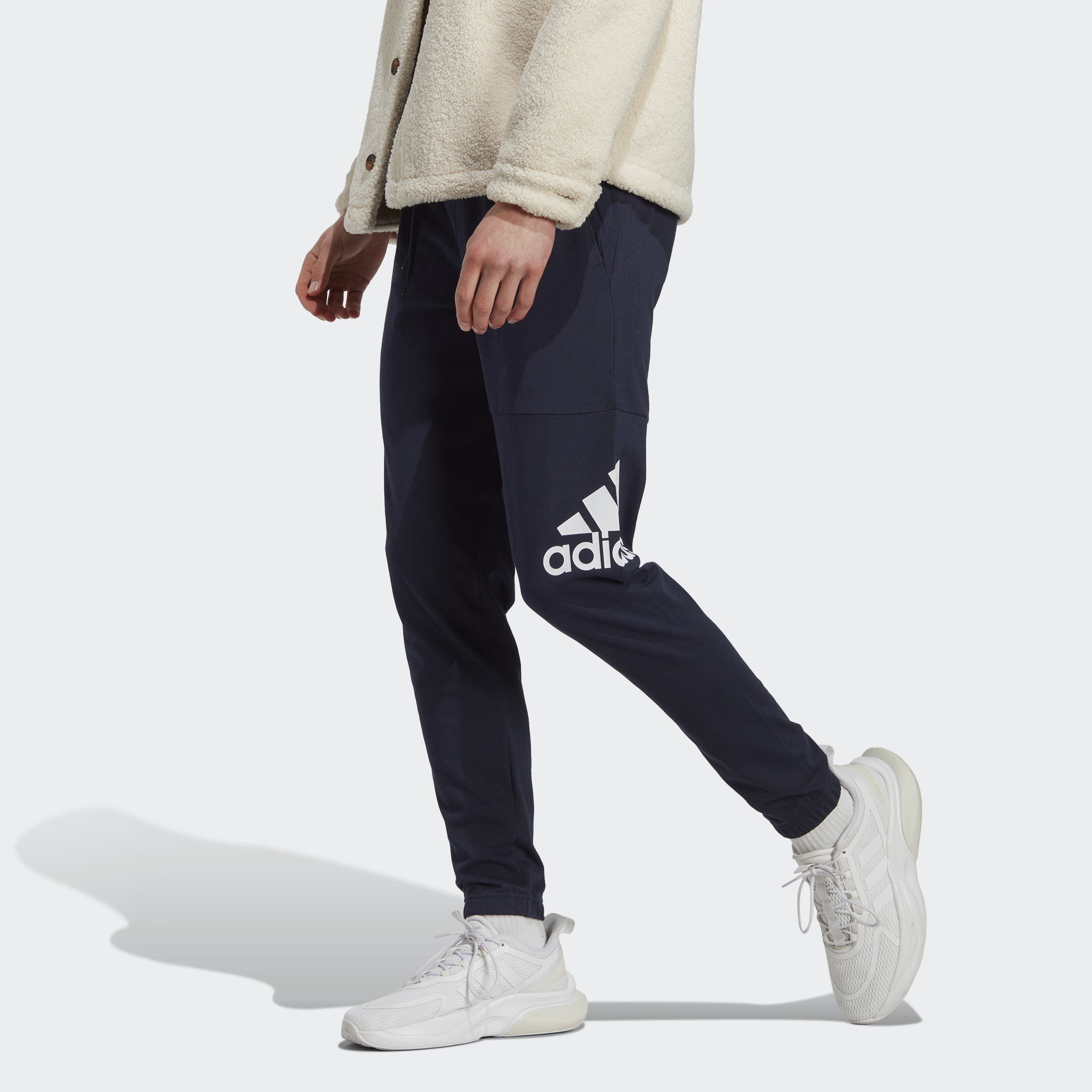 спортивные брюки adidas men Essentials из однотонного трикотажа с зауженным значком adidas