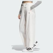 Màu sản phẩm: Cloud White / Black