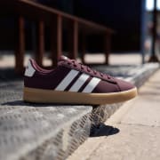 Warna produk: Maroon / Off White / Gum