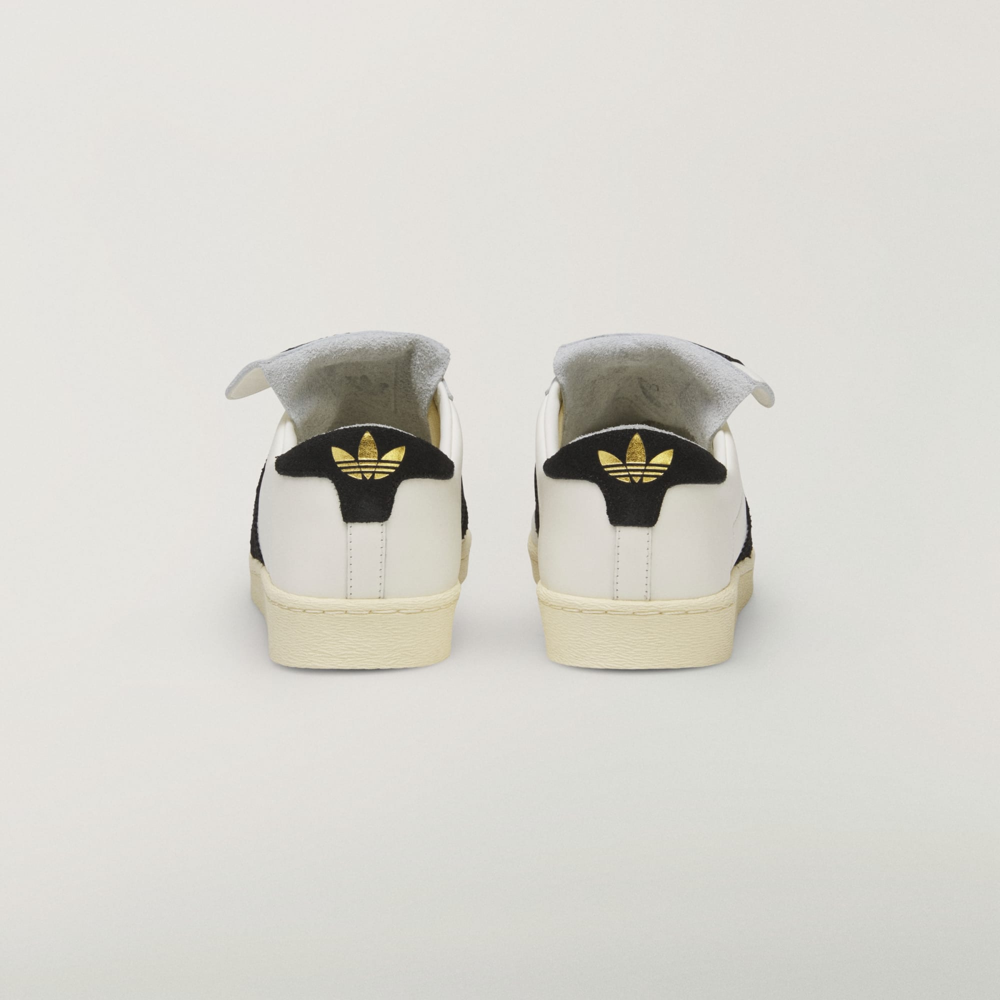 Chavarria_Jabbar_Low_Vit_JP6107_05_stand