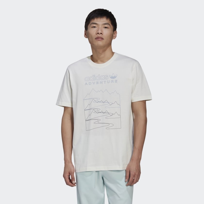 Hombre Ropa de Camisetas y polos de Camisetas de manga corta Camiseta Adventure Mountain Front adidas de Algodón de color Blanco para hombre 