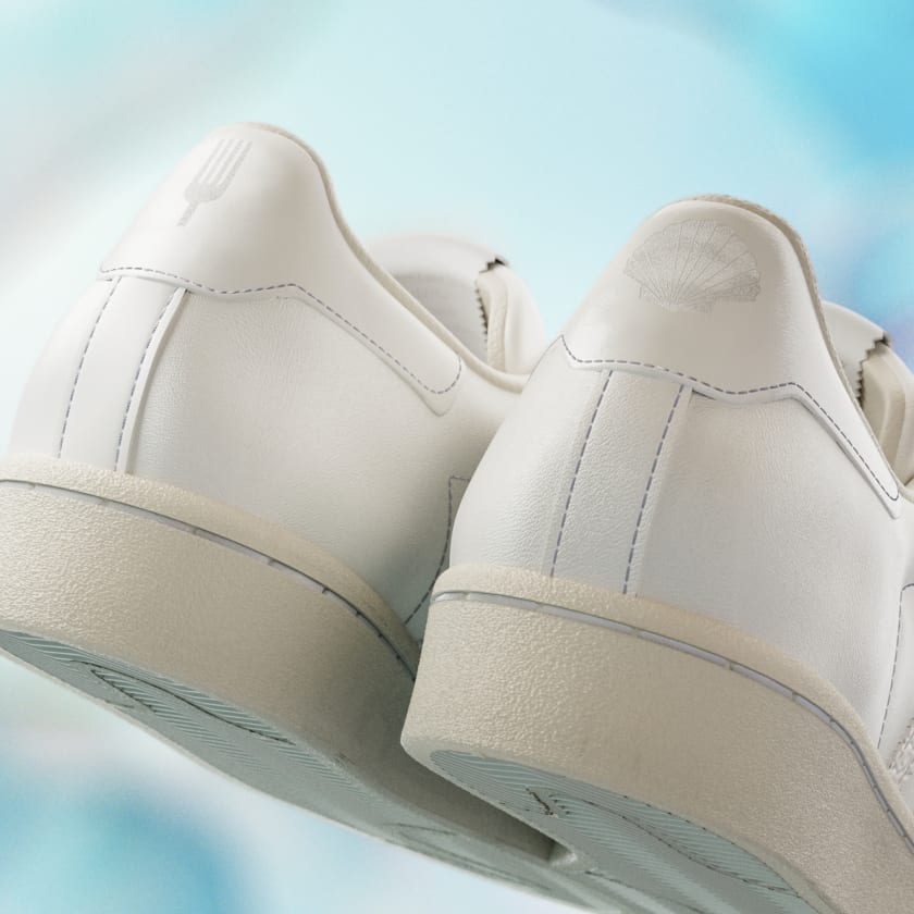 A close up picture of a shell and Ariel's iconic dinglehopper etched on the heel tabs.