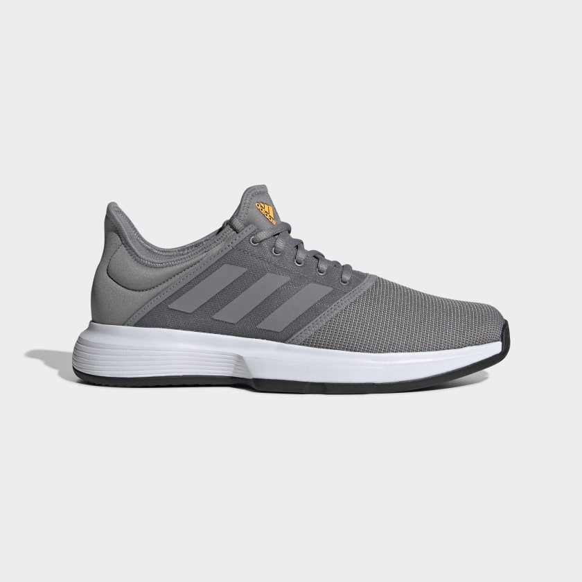 grey tennis shoes