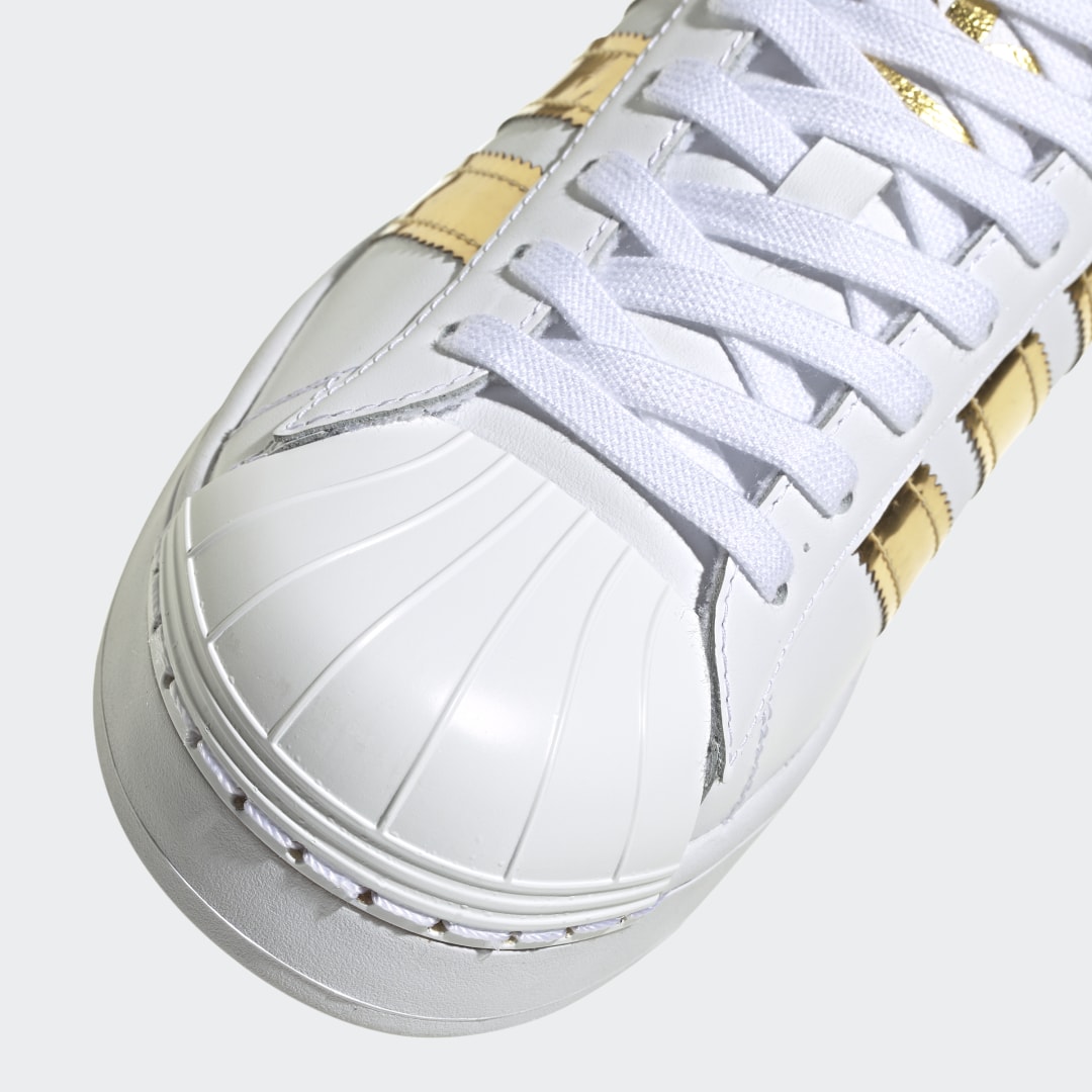 Superstar размеры. Adidas Superstar Gold. Адидас суперстар женские золотые кроссовки. Adidas Superstar с золотыми полосками. Адидас суперстар белые с золотом.