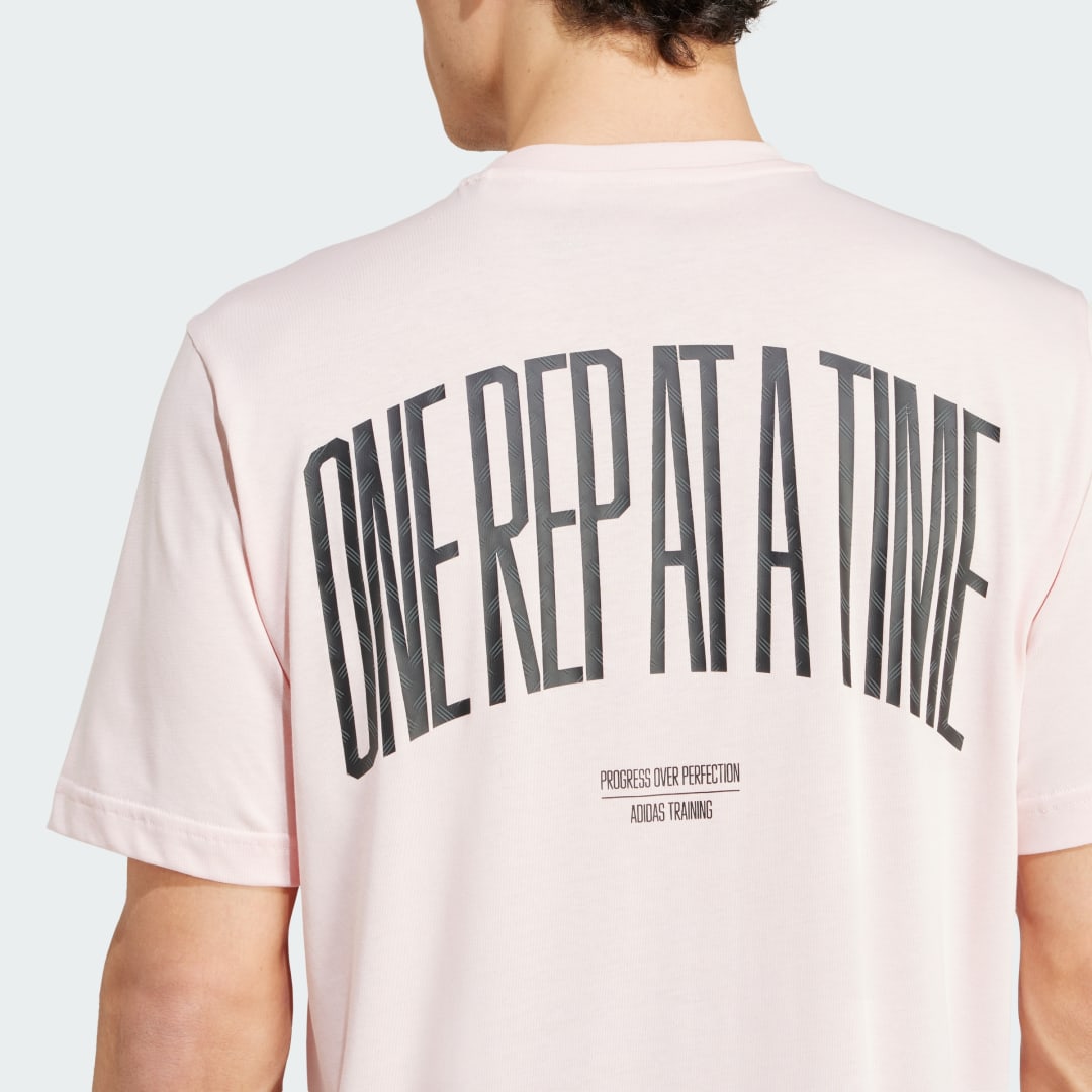 

adidas Playera Strength Estampada Hombre, Sandy rosa