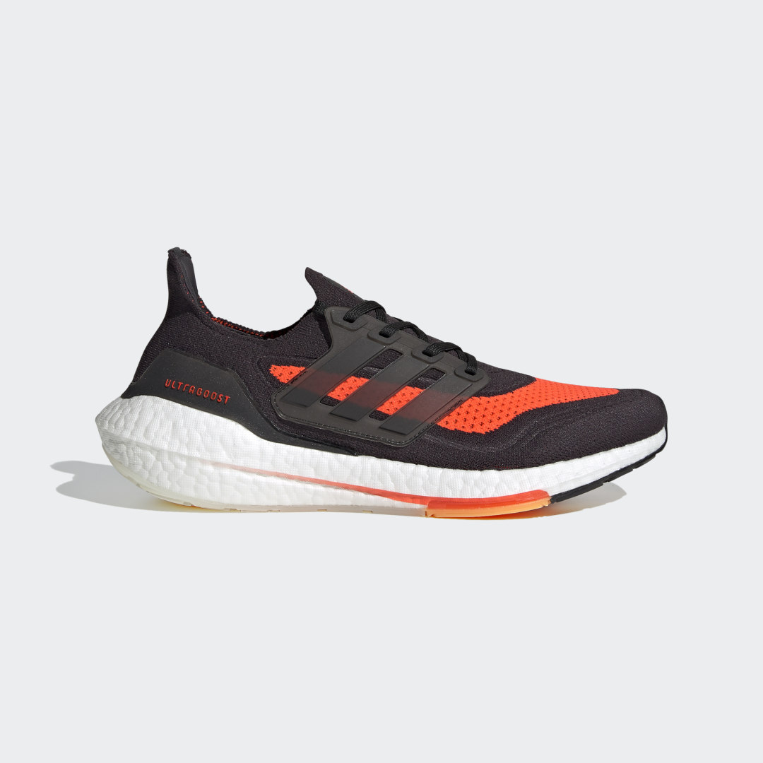 Een uitzicht op de zijkant van de Adidas Ultraboost 21 voor mannen