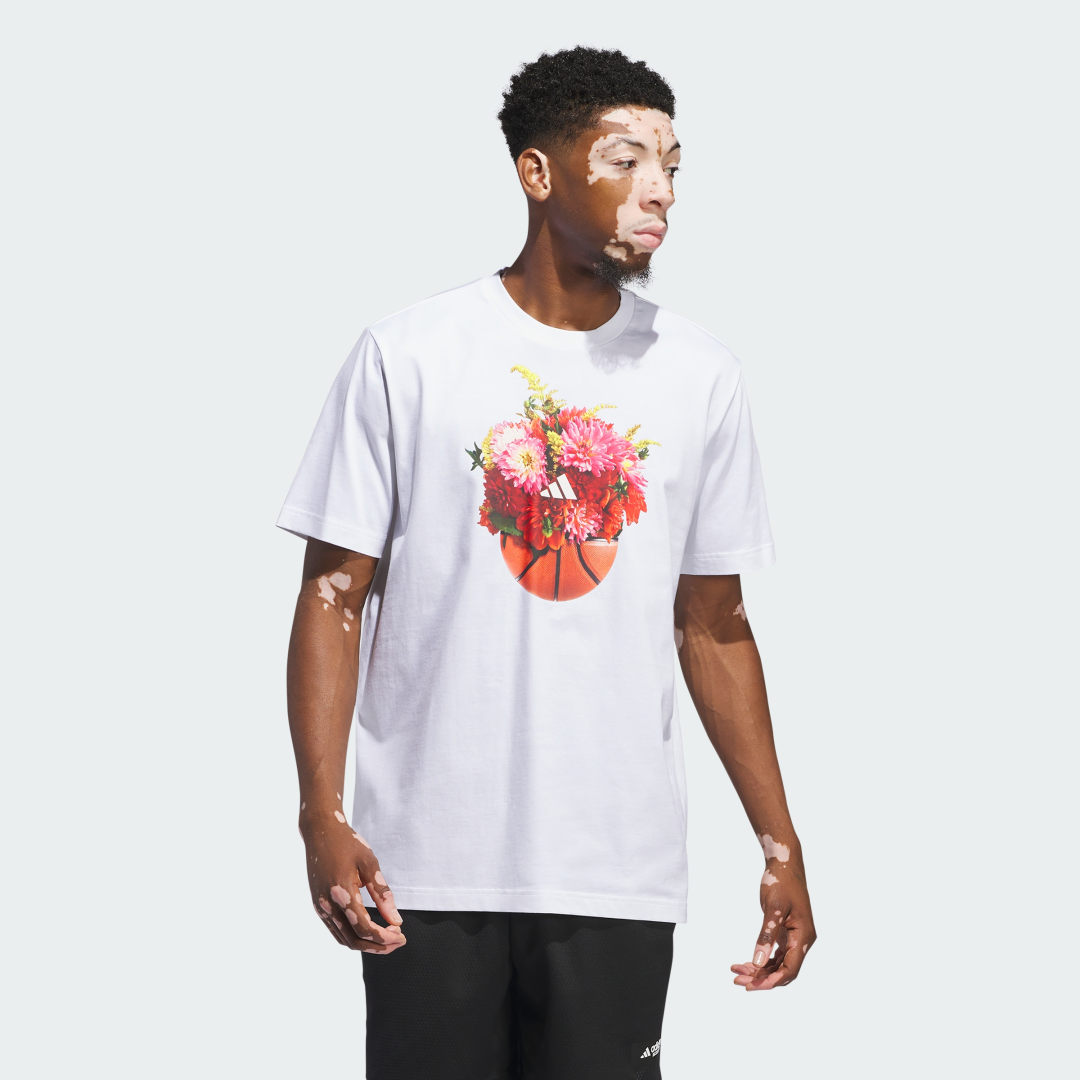 

adidas Playera Hoops Floral Estampada Hombre, Blanco