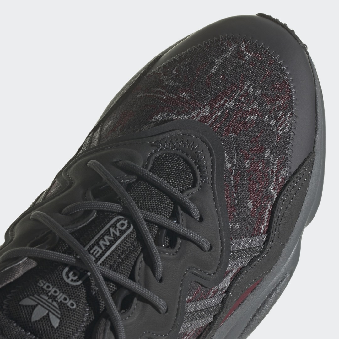 

adidas Tenis Ozweego Unisex, Carbon/carbon/shadow rojo