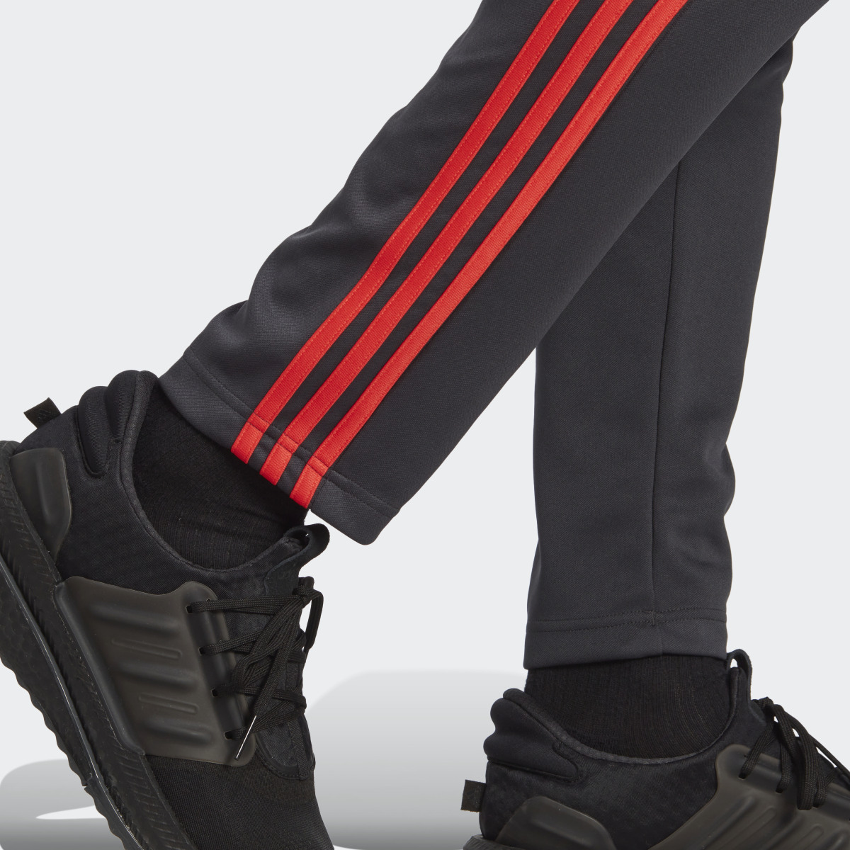 Adidas 3-Streifen Trainingsanzug. 9