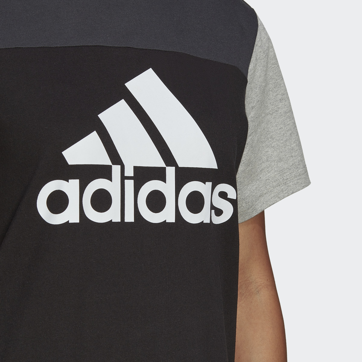 Adidas T-shirt Essentials. 8