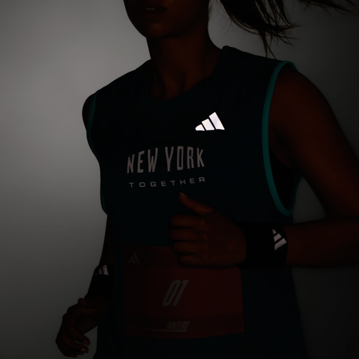 Adidas Playera Sin Mangas de Running NYC (Unisex). 12