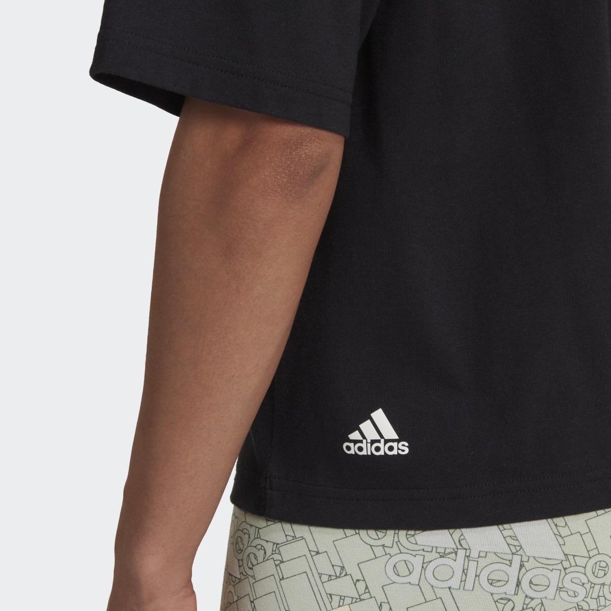 Adidas Camiseta Essentials Multi-Colored Logo Loose Fit Cropped. 7
