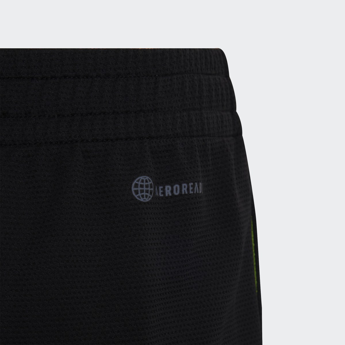 Adidas Short X inspiré du football. 5