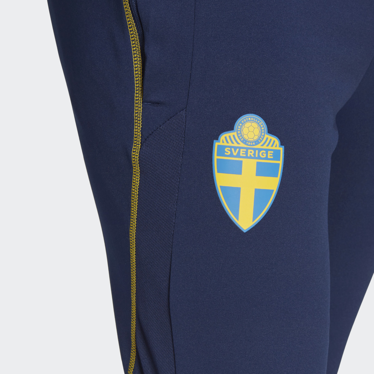 Adidas Pantaloni da allenamento Tiro 23 Sweden. 6