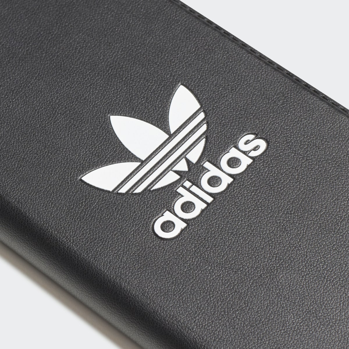 Adidas Basic Logo Flip Case iPhone X. 7