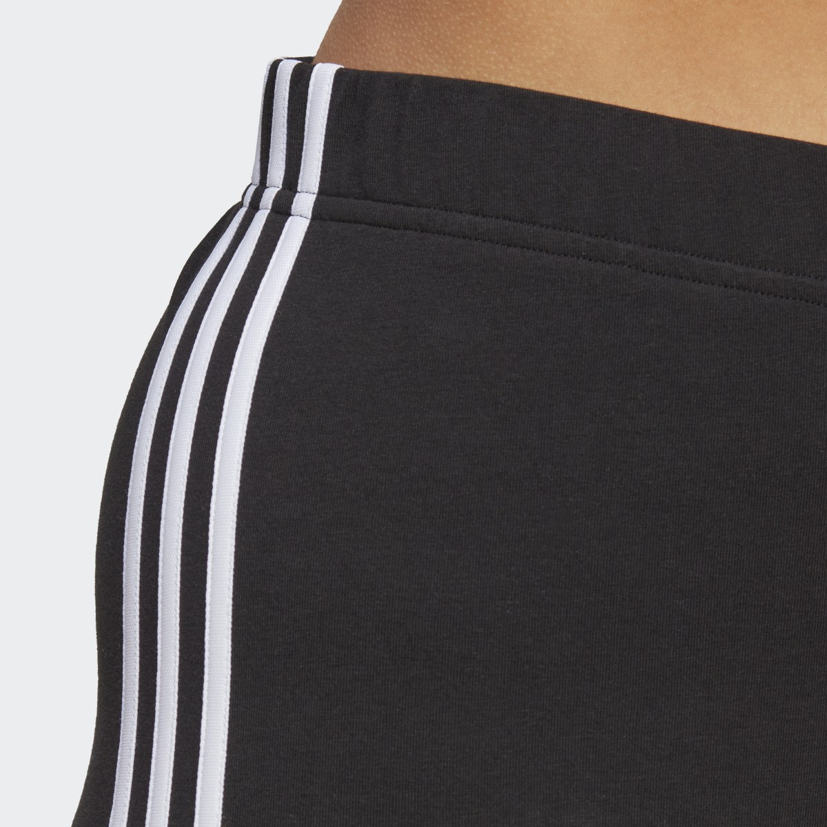 Adidas Essentials 3-Streifen kurze Tight. 6