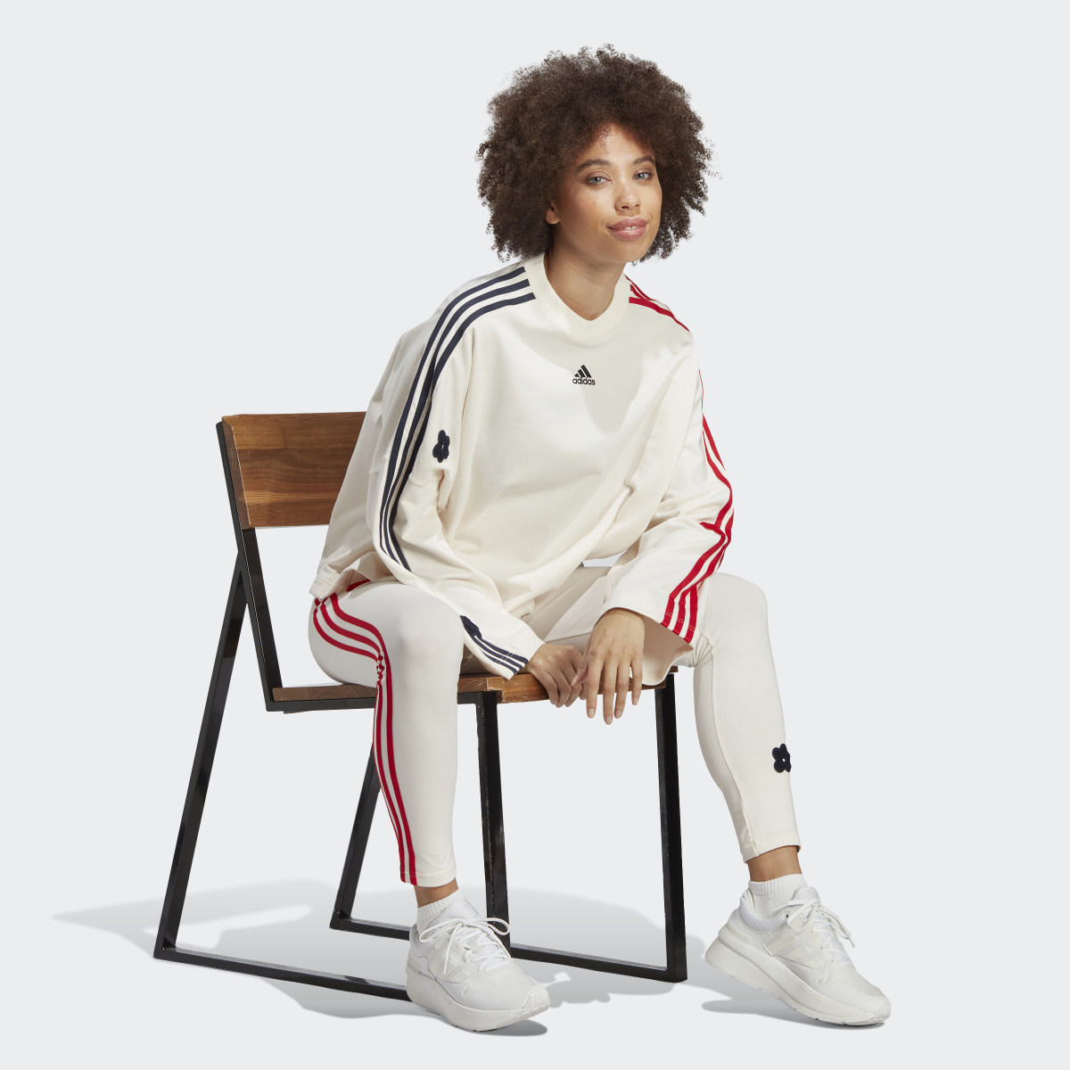 Adidas Sweatshirt 3-Stripes com Remendos Florais em Feltro. 4