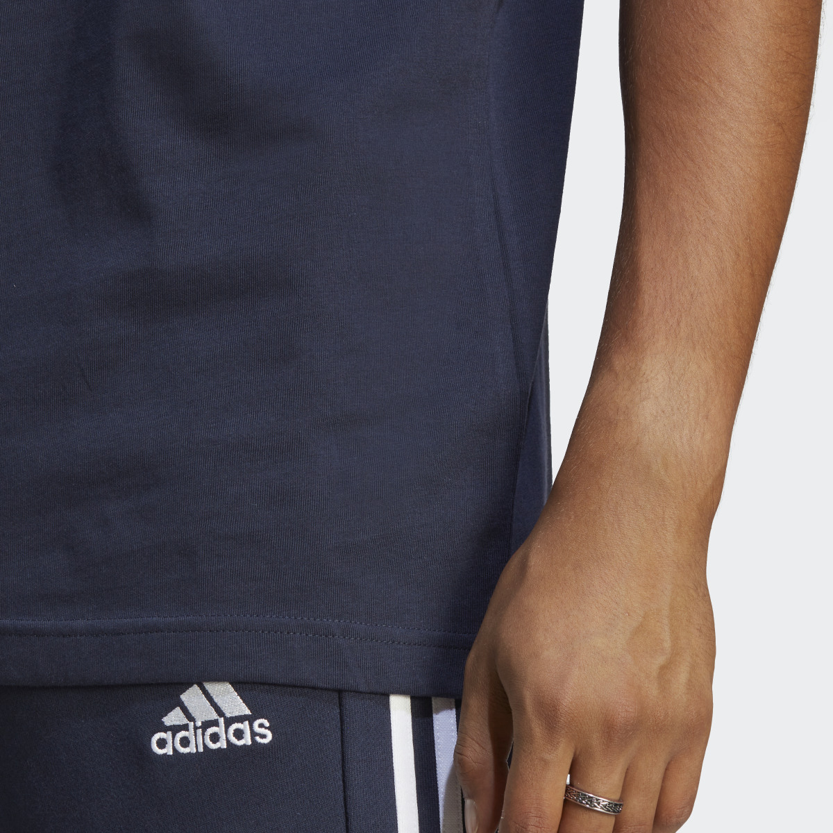 Adidas Essentials Single Jersey 3-Streifen T-Shirt. 7