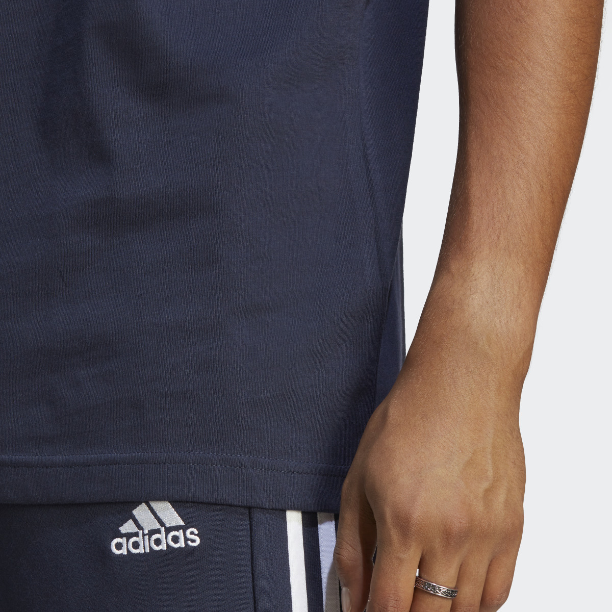 Adidas T-shirt em Jersey Simples 3-Stripes Essentials. 7