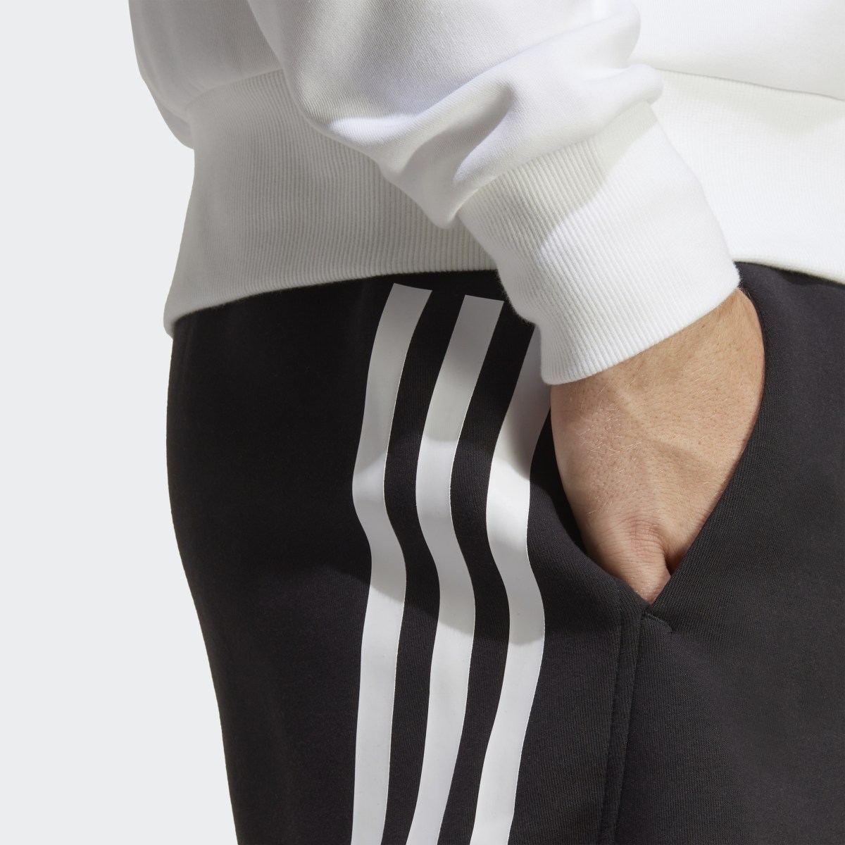 Adidas Future Icons 3-Streifen Shorts. 5