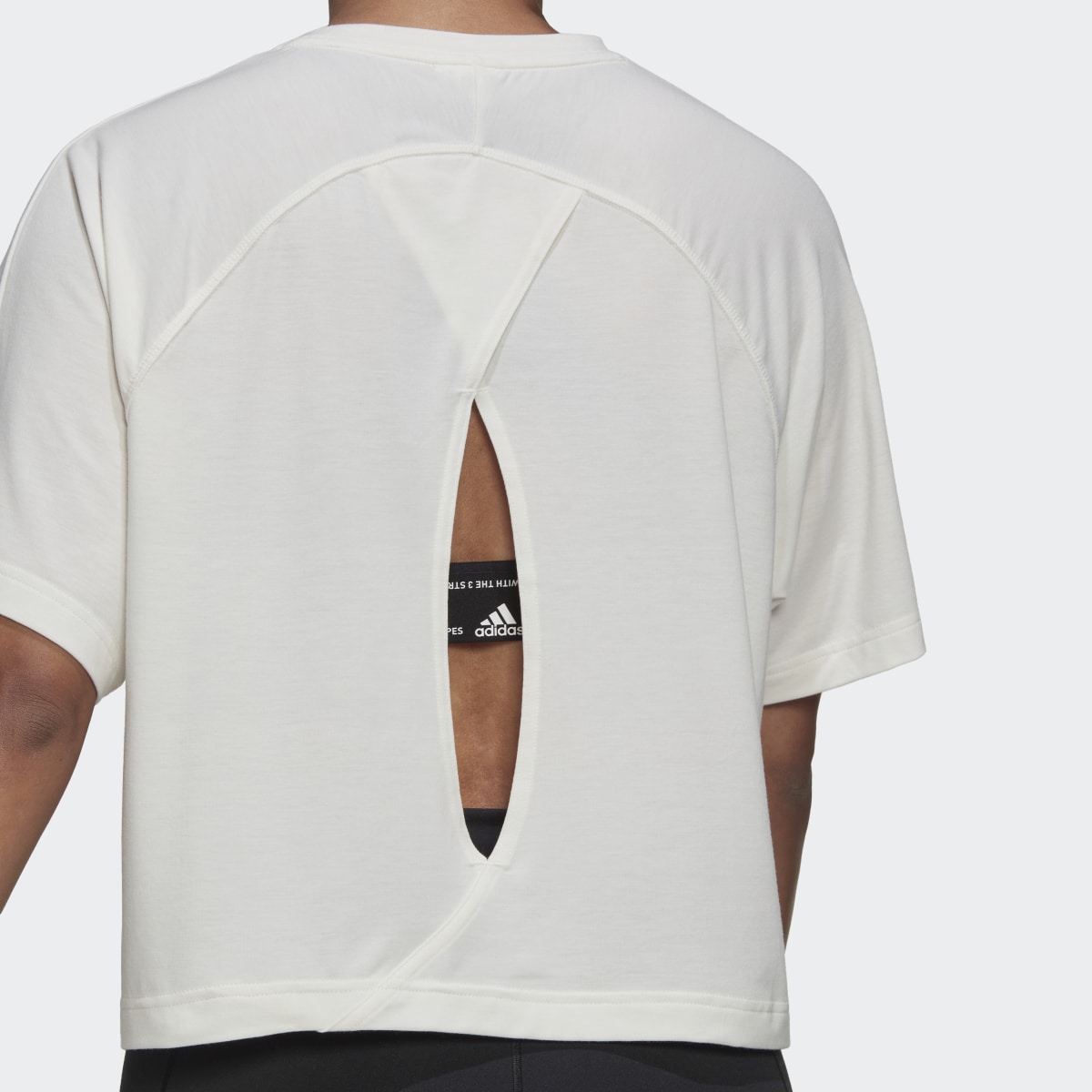 Adidas Playera AEROREADY Wrap-Back. 7