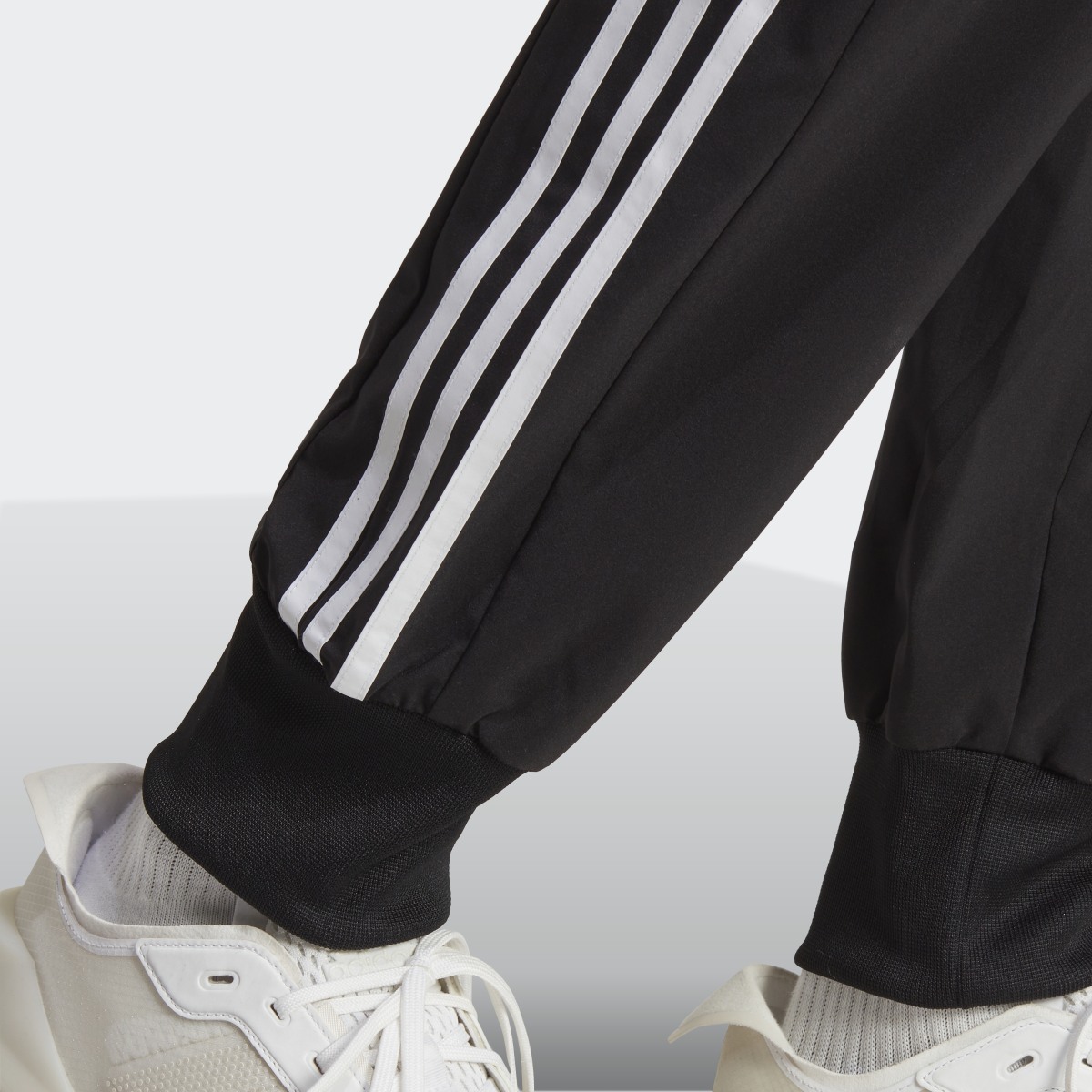 Adidas AEROREADY Essentials Tapered Cuff Woven 3-Streifen Hose. 7