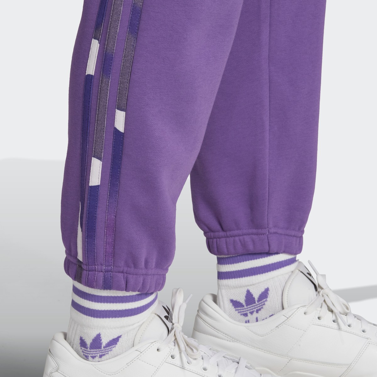 Adidas Pantalon de survêtement graphique à motif camouflage. 6