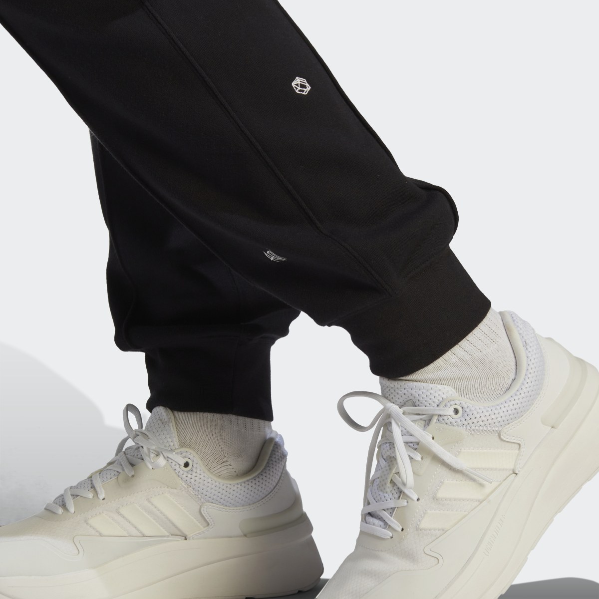 Adidas Pantalon sportswear avec graphismes inspirés de la lithothérapie. 8