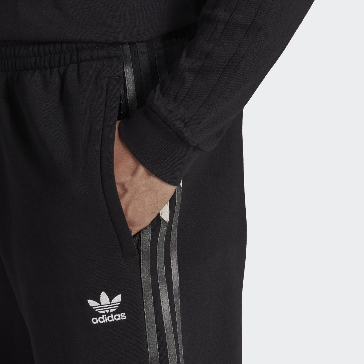 Adidas Pantalon de survêtement graphique à motif camouflage. 5