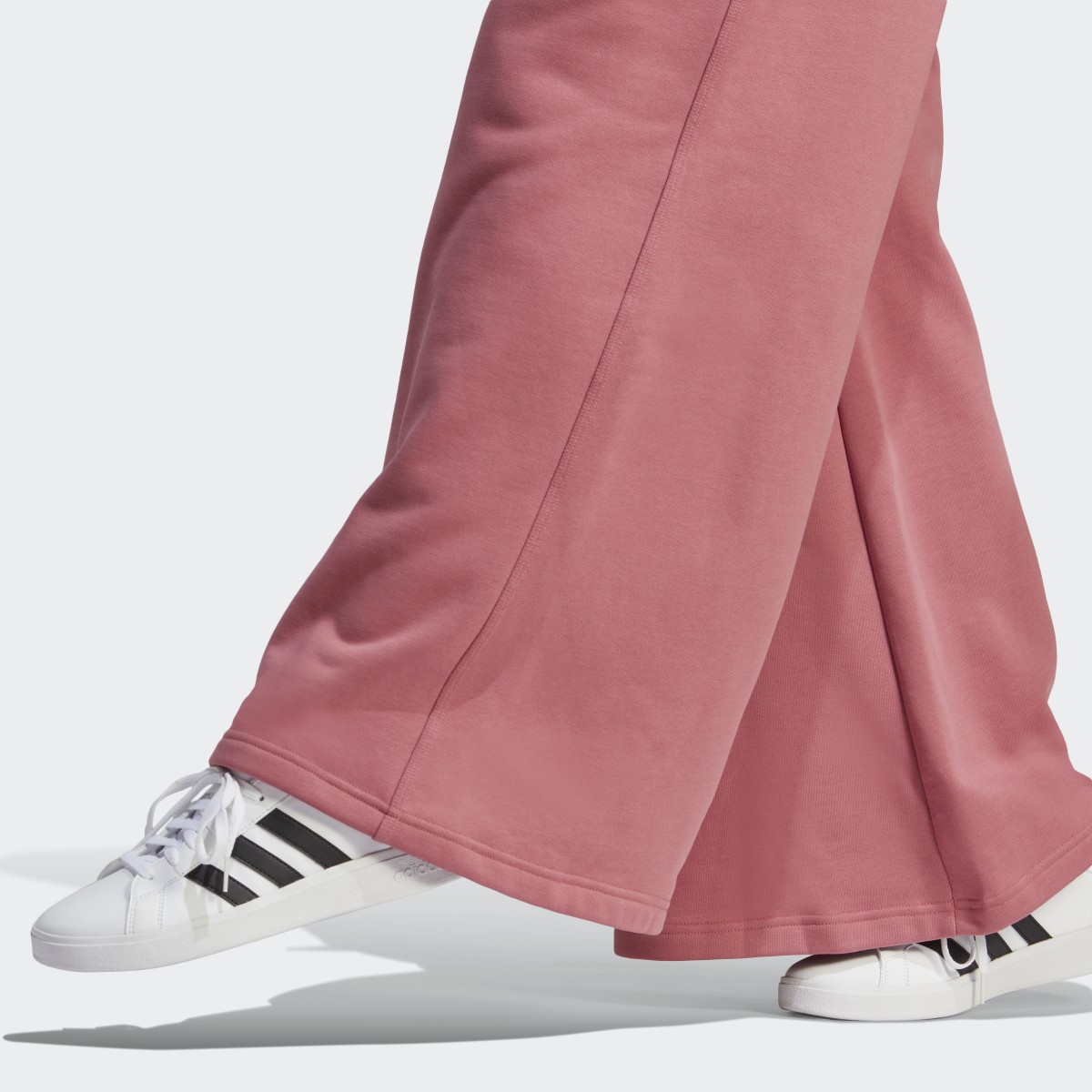 Adidas Pantalon large en molleton Lounge. 6