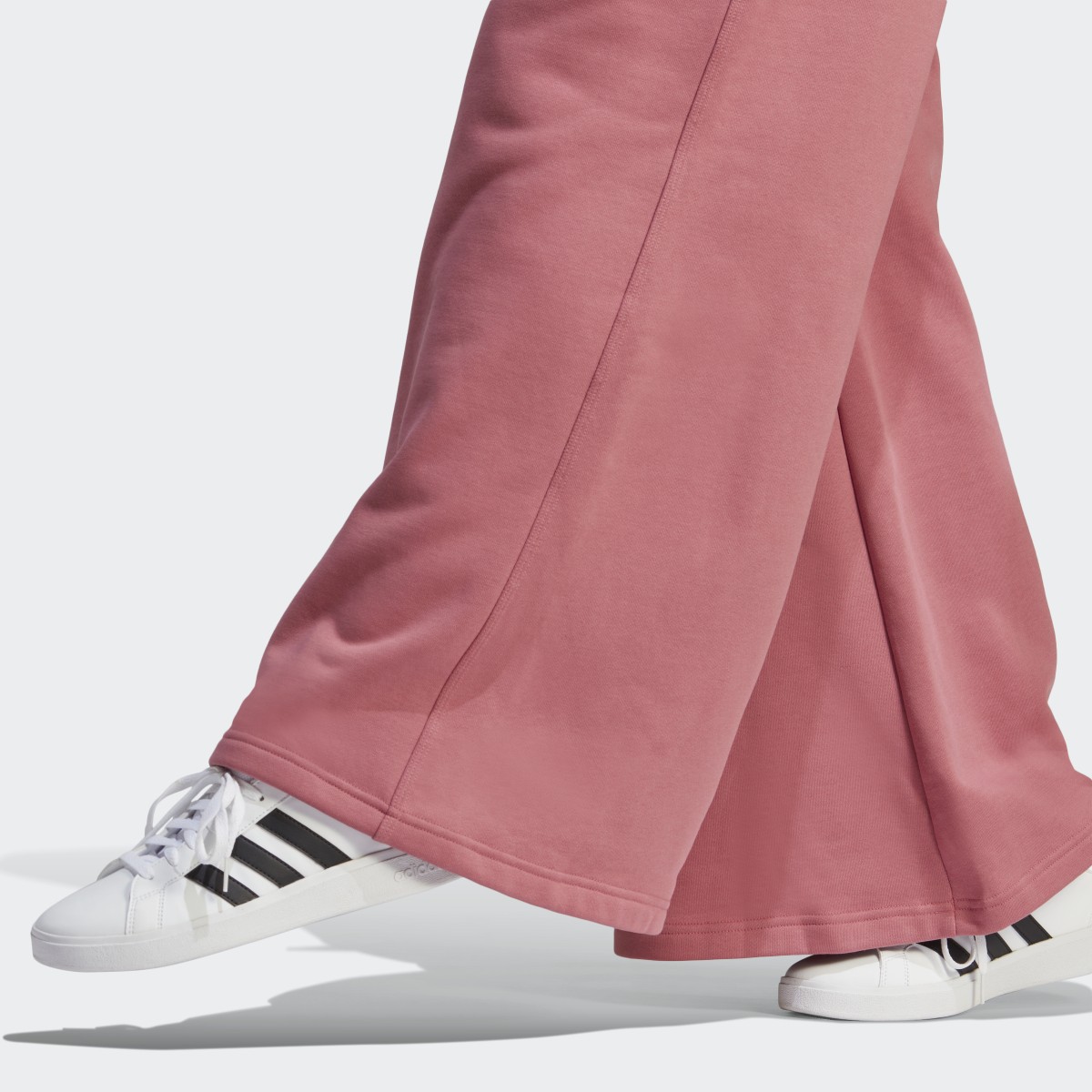 Adidas Pantalón Lounge Fleece Wide. 6