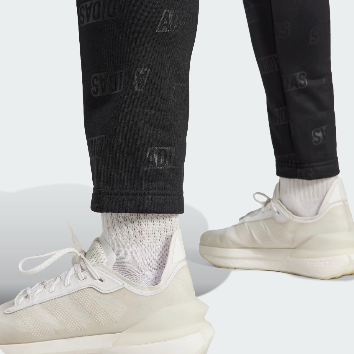 Adidas Pantalon fuselé en polaire adidas en relief. 5