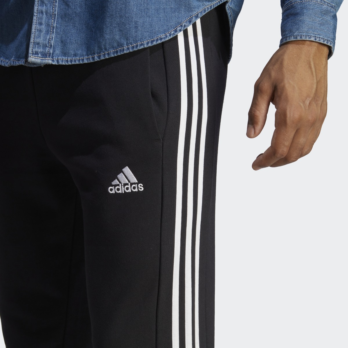 Adidas Pantaloni Essentials French Terry Tapered Cuff 3-Stripes. 6