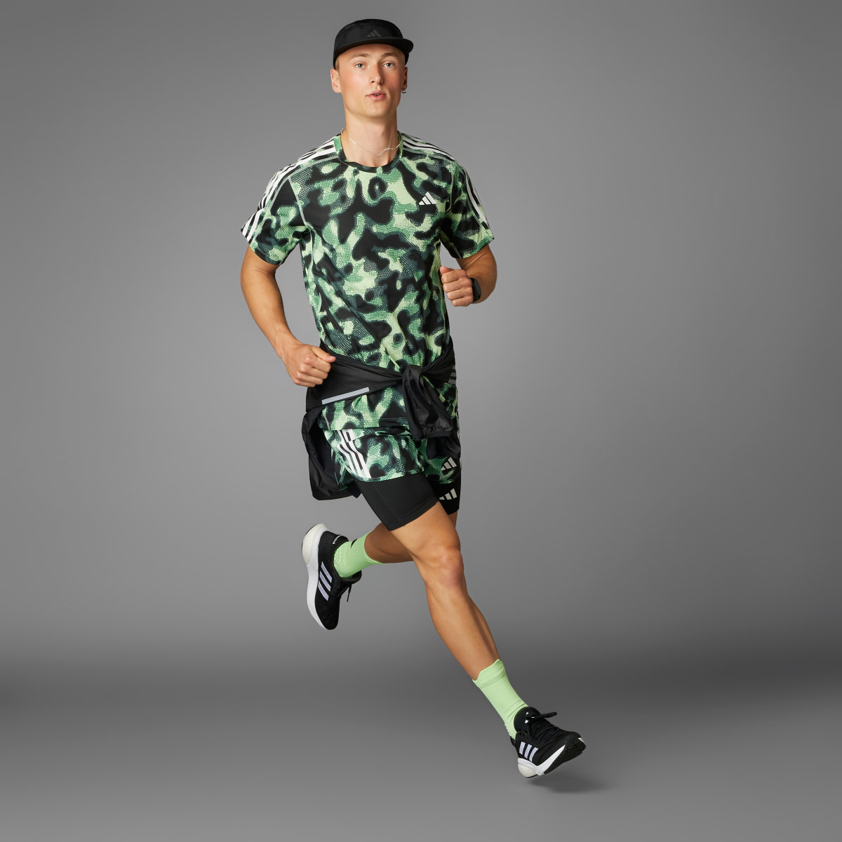 Adidas Own the Run 3-Streifen Allover Print T-Shirt. 9