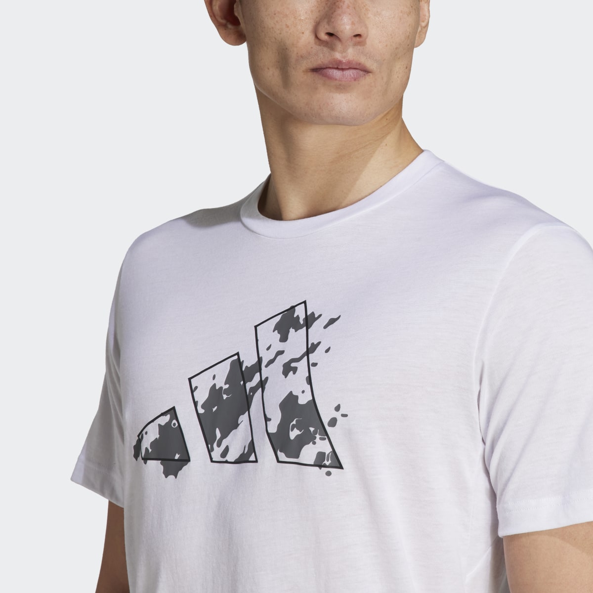 Adidas Playera de entrenamiento Essentials Seasonal Graphic Tee. 6