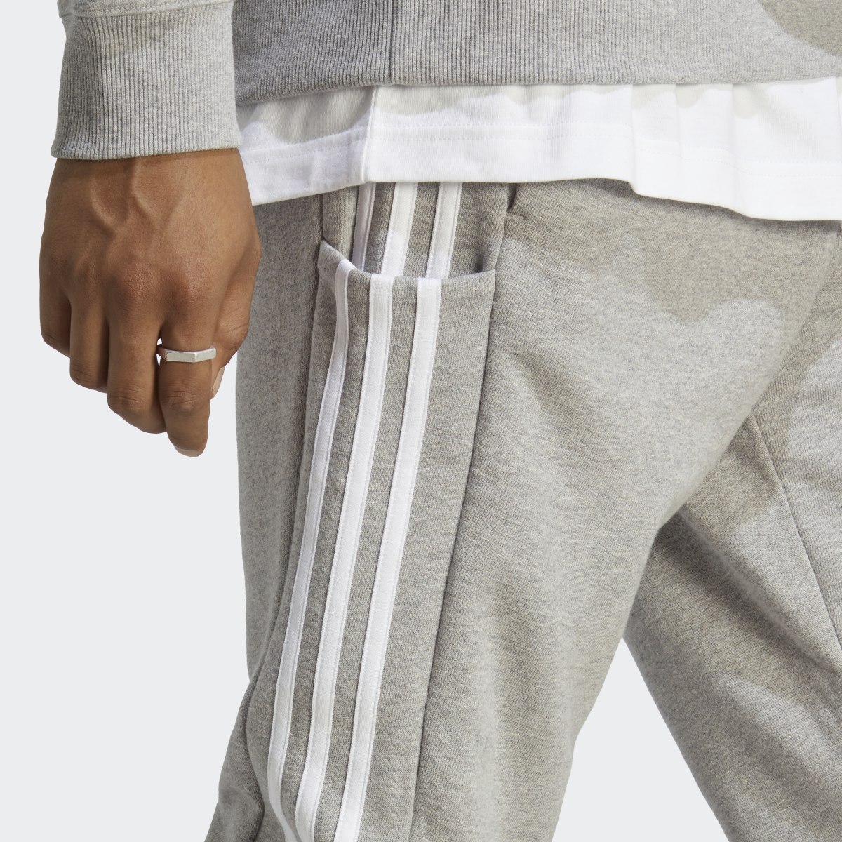 Adidas Pantaloni Essentials French Terry Tapered Cuff 3-Stripes. 6