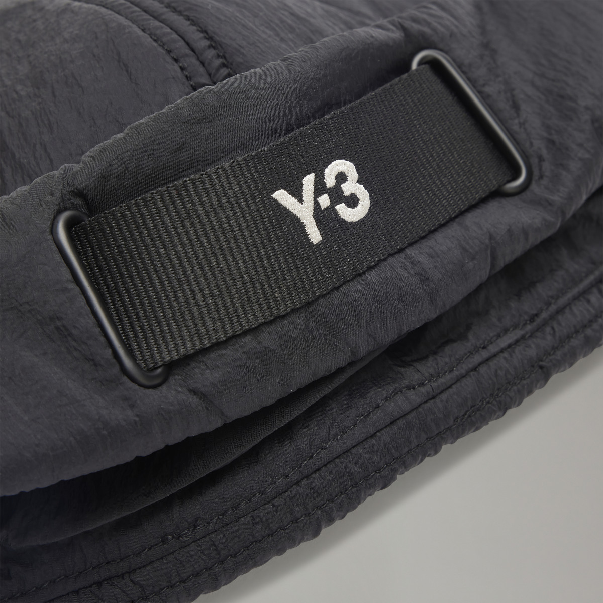 Adidas Bonnet en toile matelassée Y-3. 4