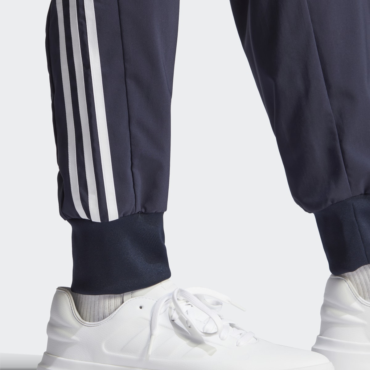 Adidas AEROREADY Essentials Tapered Cuff Woven 3-Streifen Hose. 6