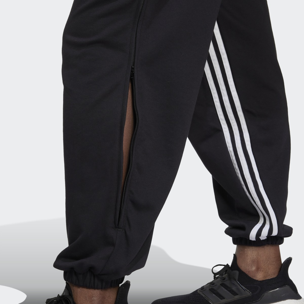 Adidas Hyperglam 3-Streifen Oversized Cuffed Side Zippers Jogginghose. 5