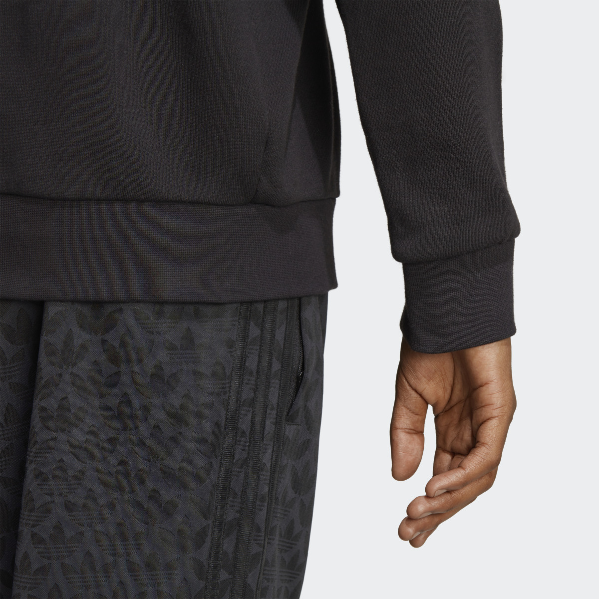Adidas Sweat-shirt ras-du-cou à motif monogramme. 9