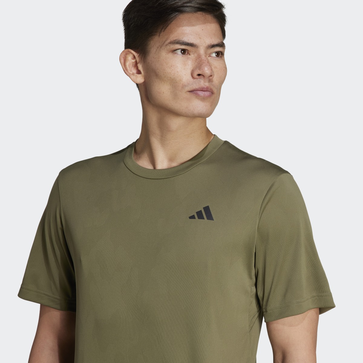 Adidas Playera Train Essentials Seasonal Camo. 6