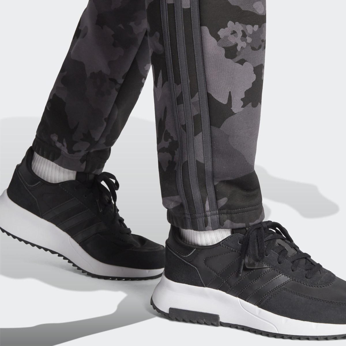 Adidas Pantalon de survêtement graphique à motif camouflage. 6