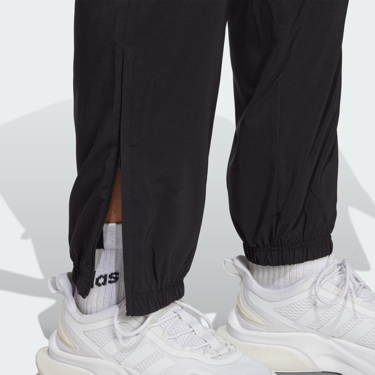 Adidas Pantalon à ourlet élastique et petit logo AEROREADY Essentials Stanford. 6