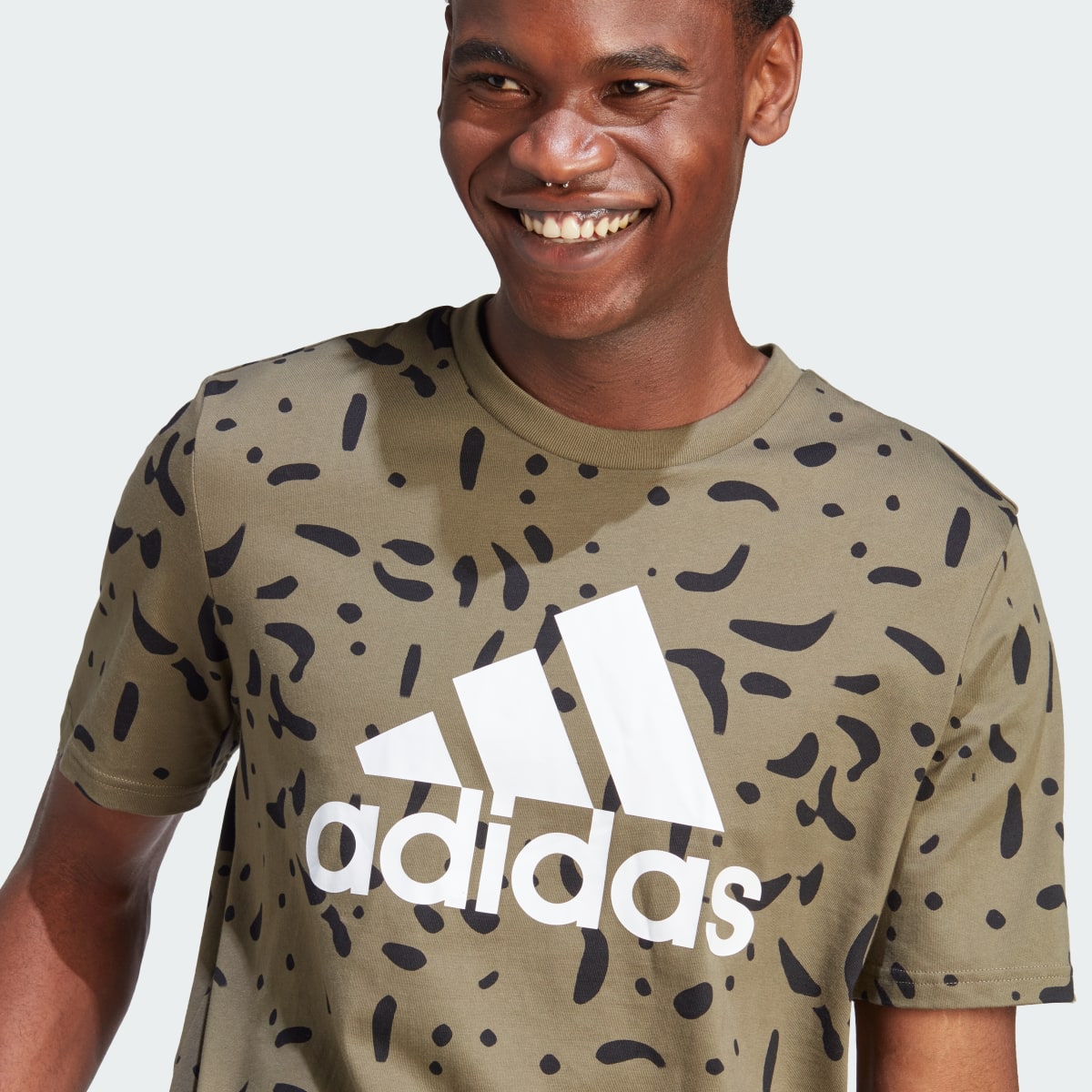 Adidas Playera Essentials Single Jersey Big Logo Allover Print. 6