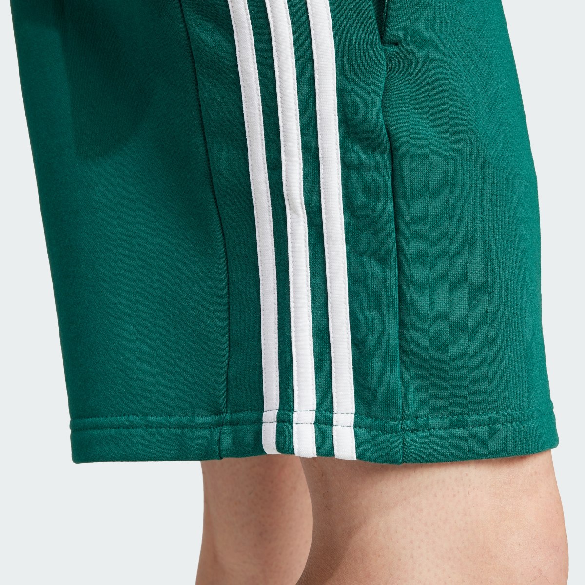 Adidas Pantalón corto Essentials French Terry 3 bandas. 6