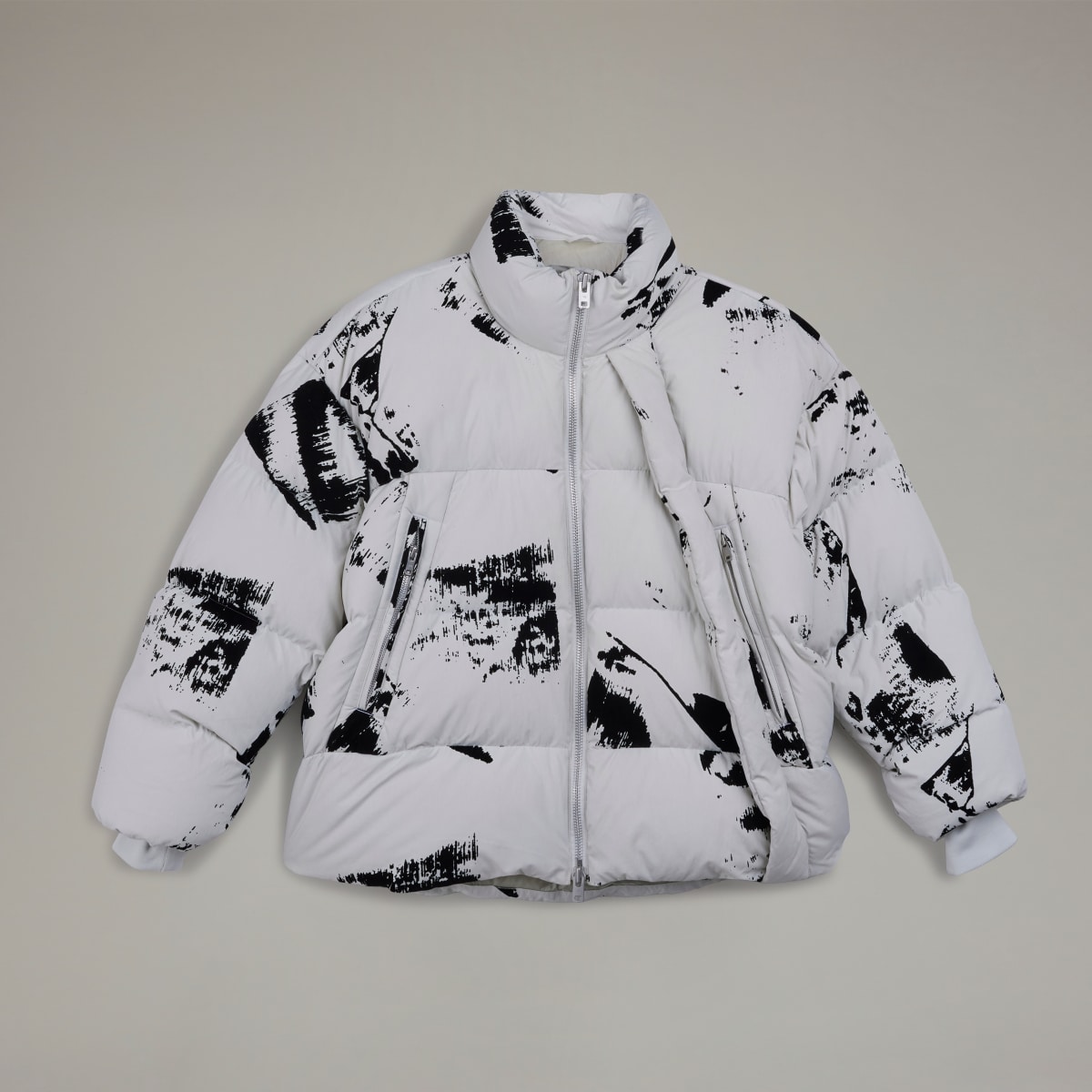 Adidas Y-3 Graphic Flock Daunenjacke. 5