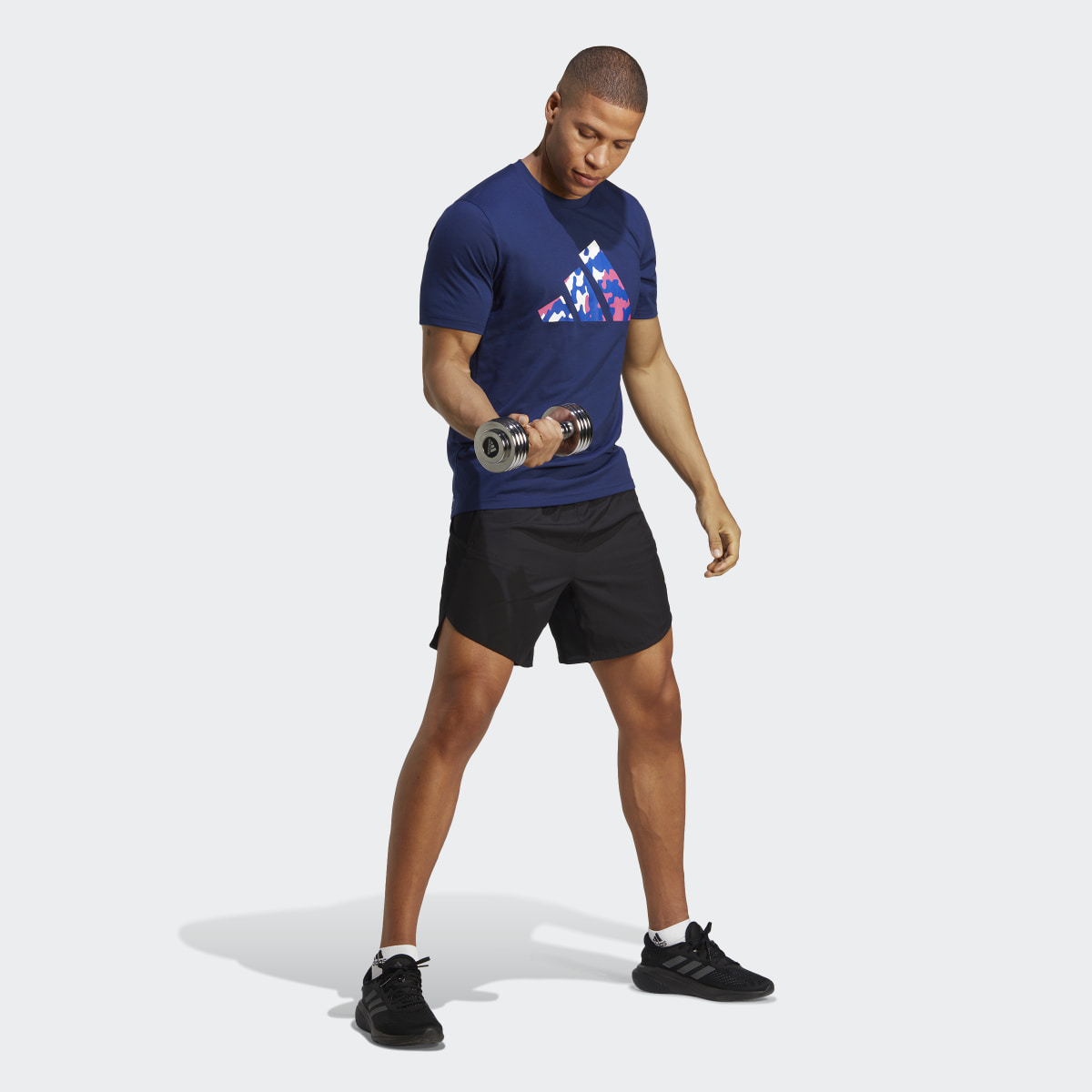 Adidas Train Essentials Seasonal Logo Training Tişörtü. 4