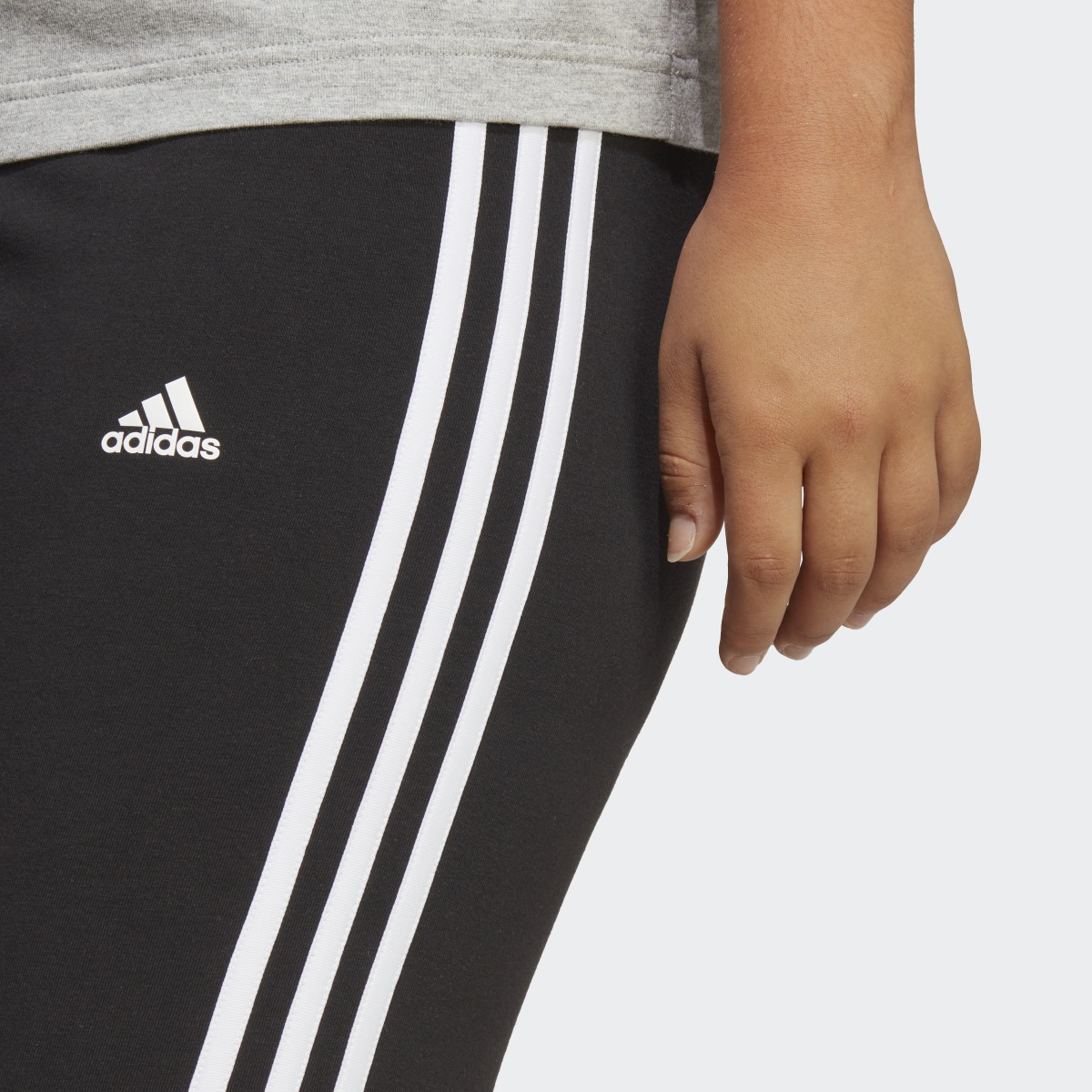 Adidas Essentials 3-Streifen kurze Tight. 5