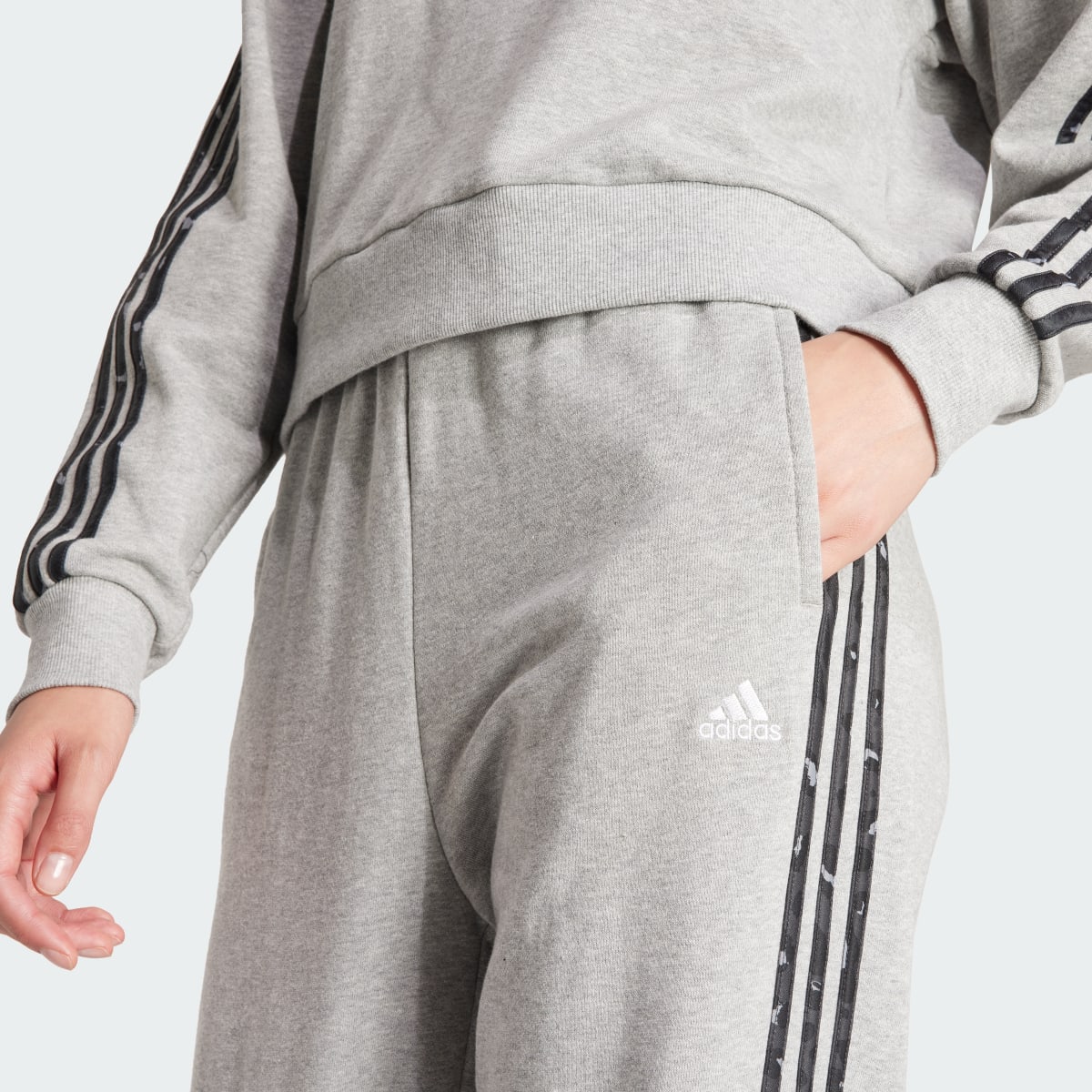 Adidas Pantalon 7/8 imprimé animal 3 bandes Essentials. 5