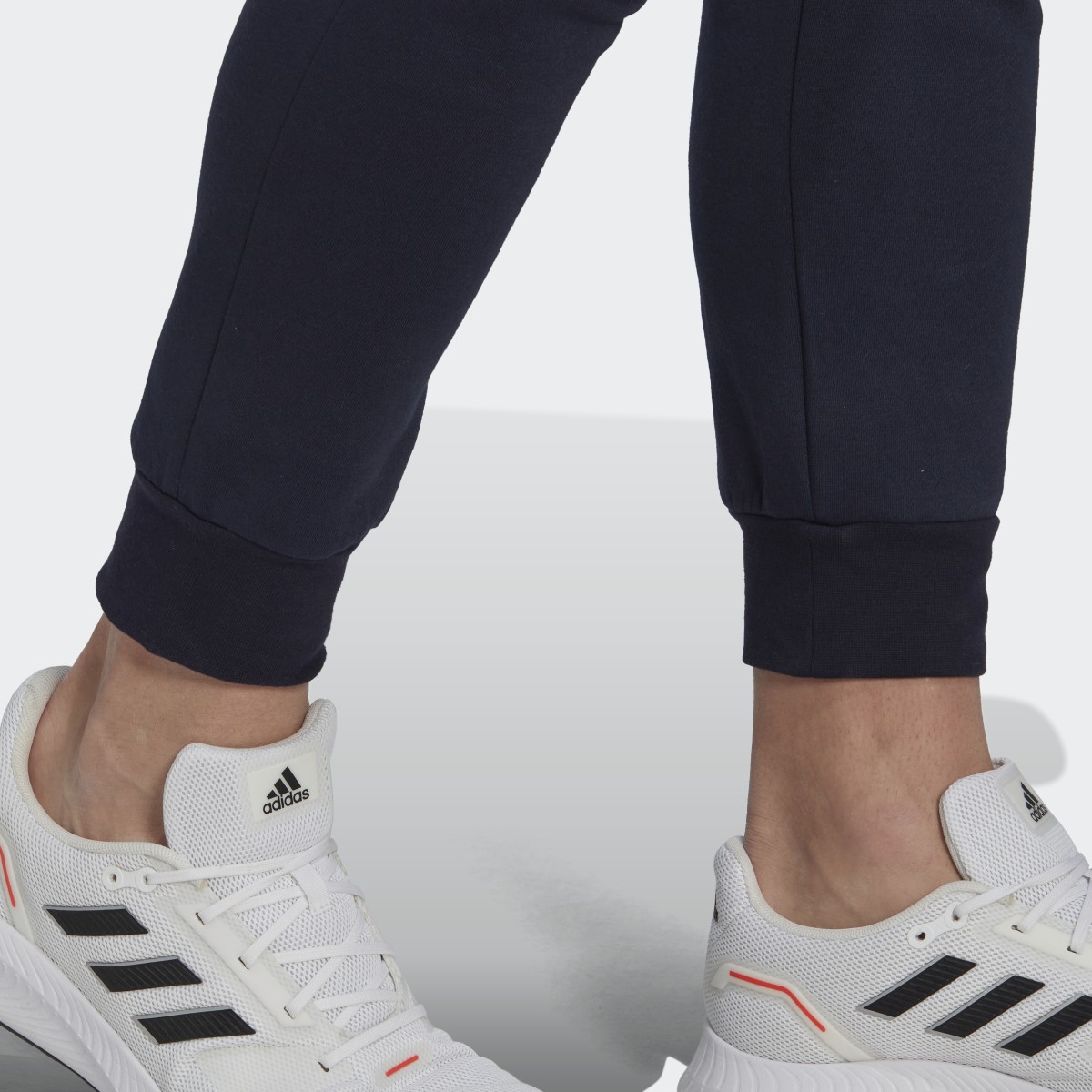 Adidas Pantaloni Essentials Fleece Regular Tapered. 6